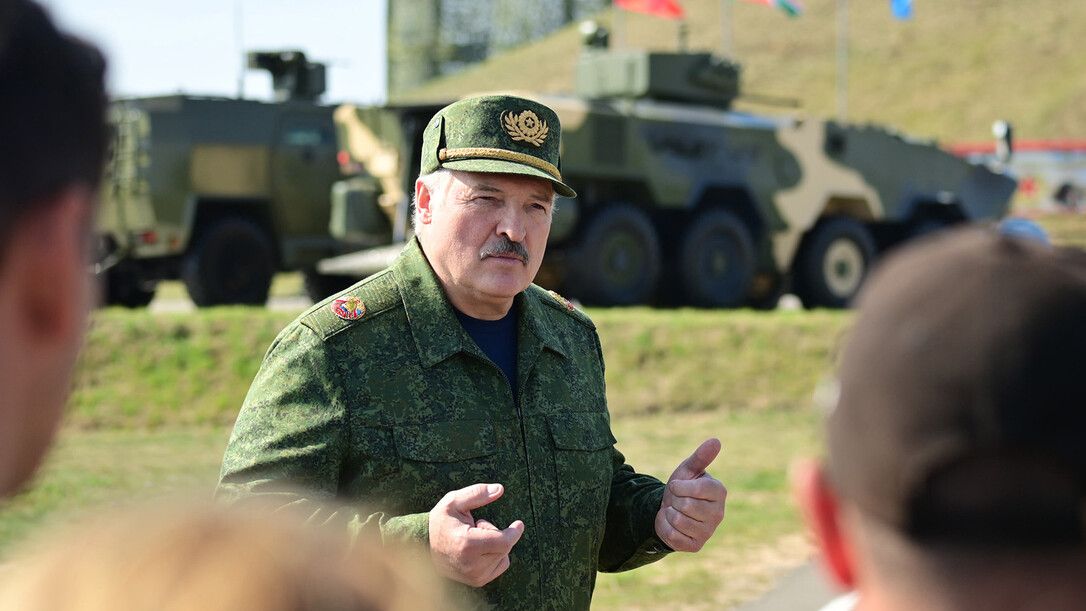 Opevňování i dřevěné tanky. Bělorusové svými manévry rozptylují Ukrajince